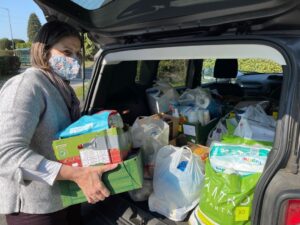 Volunteer loading food into car